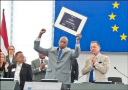 Guillermo Fariñas recibe el Premio Sájarov en el 2013.