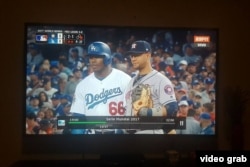 Yasiel Puig y Yulieski Gurriel en el 6to juego de la Serie Mundial 2017