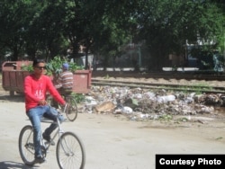 Un panorama común por estos días en Bayamo, contenedores desbordados de basura, tras más de una semana de retraso en su recogida.