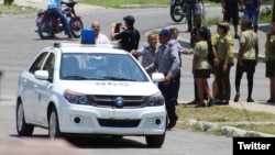 Fuerzas represivas sitian los alrededores de la sede nacional de las Damas de Blanco, en Lawton, La Habana. 