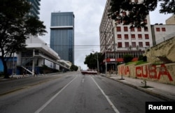 Un automóvil antiguo circula por una calle después de que los medios estatales informaran el sábado que la red nacional había colapsado por segunda vez en 24 horas, en La Habana, Cuba, el 19 de octubre de 2024. REUTERS/Norlys Perez