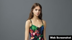 Los estampados en flores y frutas tropicales abundan en la colección Resort 2017 de Valentino.