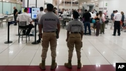 Oficiales de la Armada de México hacen guardia junto a un puesto de control de seguridad en el Aeropuerto Internacional Benito Juárez, en la Ciudad de México, el viernes 30 de junio de 2023. (Foto AP/Fernando Llano, Archivo)