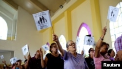 Fieles congregados en una iglesia metodista de La Habana. (Reuters / Alexandre Meneghini).