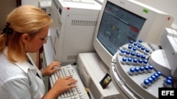 Una investigadora del departamento de Cromatografía Gaseosa del Laboratorio Antidoping cubano. Foto Archivo.