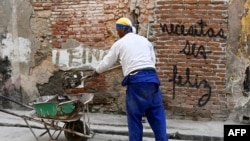 Un hombre pasa junto al grafiti del artista cubano Mr. Sad en La Habana, el 12 de diciembre de 2024.