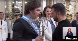 Milei entrega una menorah al presidente de Ucrania, Volodymyr Zelenskyy, en Buenos Aires. (Televisión del Gobierno de Argentina/Handout via REUTERS)