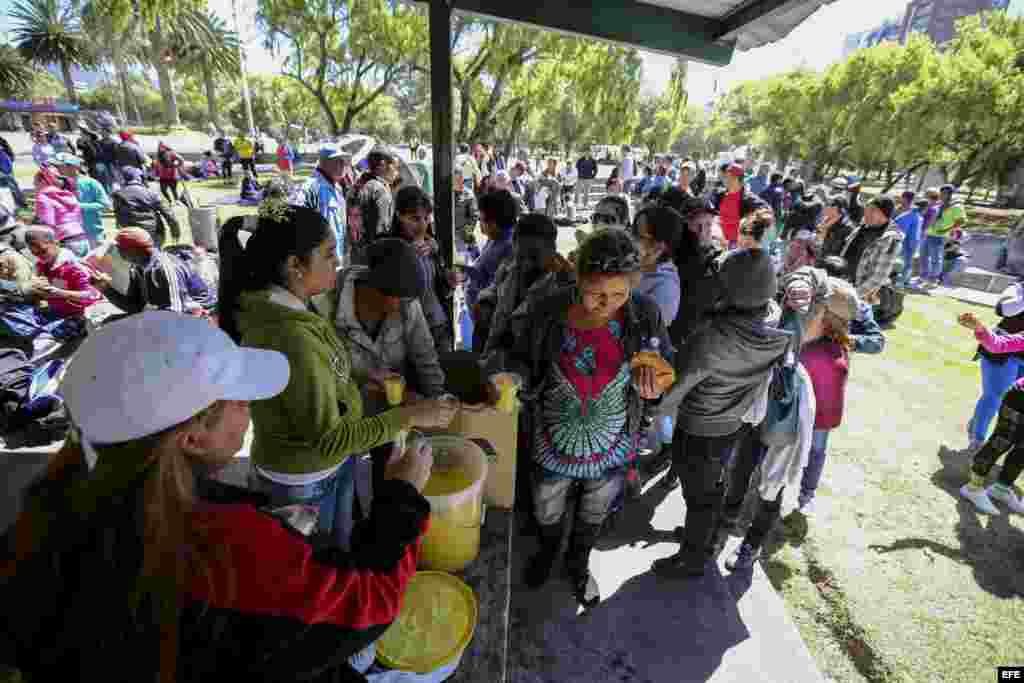  Ciudadanos cubanos que viven en Ecuador y buscan visado humanitario para ir a Estados Unidos, comunicaron hoy, lunes 27 de junio de 2016, que acudirán a la Organización de las Naciones Unidas para buscar apoyo y lograr su objetivo en Quito (Ecuador). 