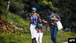 Mujeres caminando en La Habana, Cuba, el 13 de julio de 2020, durante la pandemia. (Yamil Lage/AFP).