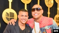 Fotografía de archivo del 23 de febrero de 2017 del dúo cubano Gente de Zona, posando con los trofeos recibidos en la gala del Premio Lo Nuestro a la Música Latina, en Miami, Florida. Gente de Zona, creador de "La gozadera", regaló hoy, miércoles 29 de ma