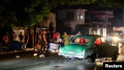 La policía cubana interrumpe una protesta pacífica en La Habana el 19 de octubre de 2024, donde los ciudadanos intentaron cortar el paso a una calle en exigencia de servicio eléctrico. REUTERS/Norlys Pérez