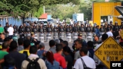 Cientos de inmigrantes Cubanos se encuentran varados hoy, lunes 16 de noviembre, en el puesto fronterizo de Peñas Blancas, pues el gobierno de Nicaragua dio la orden de no dejar pasar a nadie de esa nacionalidad.