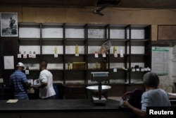 Unos pocos productos en venta en una bodega estatal en La Habana, Cuba, el 16 de marzo de 2023. REUTERS/Alexandre Meneghini