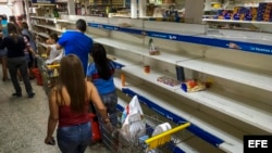 Venezolanos hacen acopio de alimentos y gasolina ante gran paro contra Maduro.