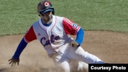 Rusney Castillo se desliza en la almohadilla durante los XVI Juegos Panamericanos en México 2011.