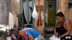 Varias personas sacan sus pertenencias fuera de las casa para que les de el sol hoy, lunes 11 de septiembre del 2017, después del paso del huracán Irma por La Habana (Cuba). Al menos 10 personas han muerto en Cuba como consecuencia de los efectos del hura