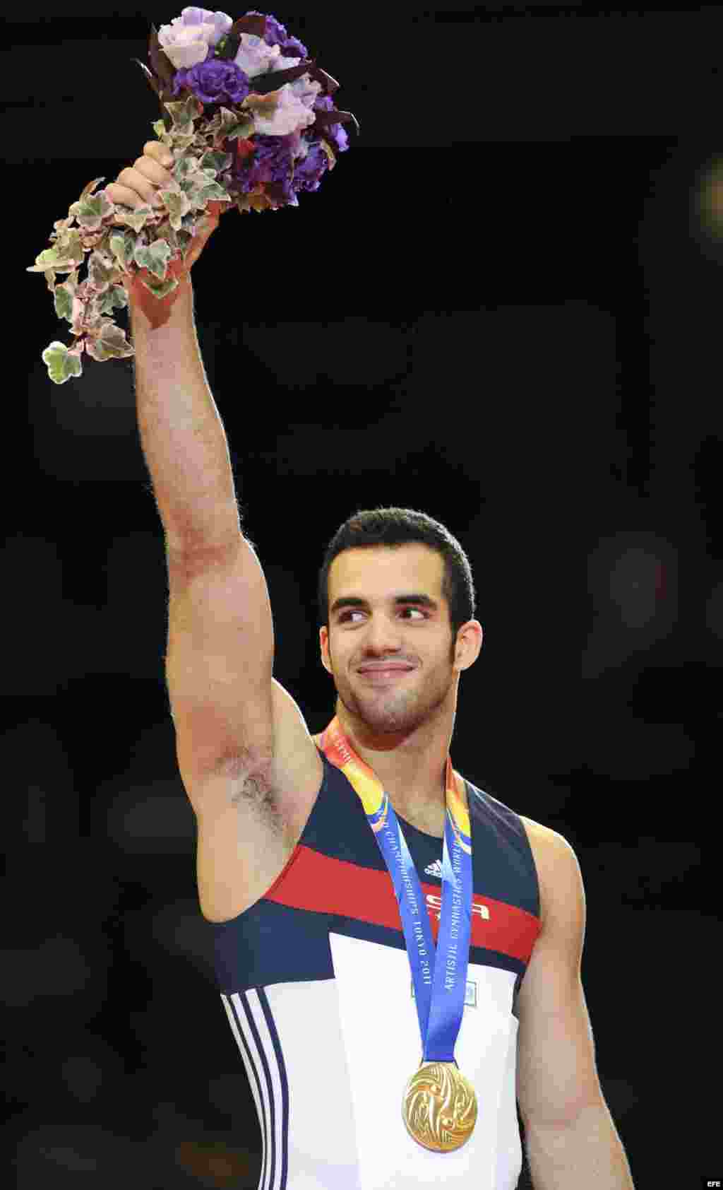 Danell Leyva celebra en el podio tras ganar el oro en la prueba de paralelas del campeonato Mundial de Gimnasia Artística en Tokio 