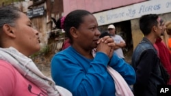 Imagen de mujeres cubanas tras las recientes inundaciones, el 27 de abril de 2022. (AP Foto/Ariana Cubillos).