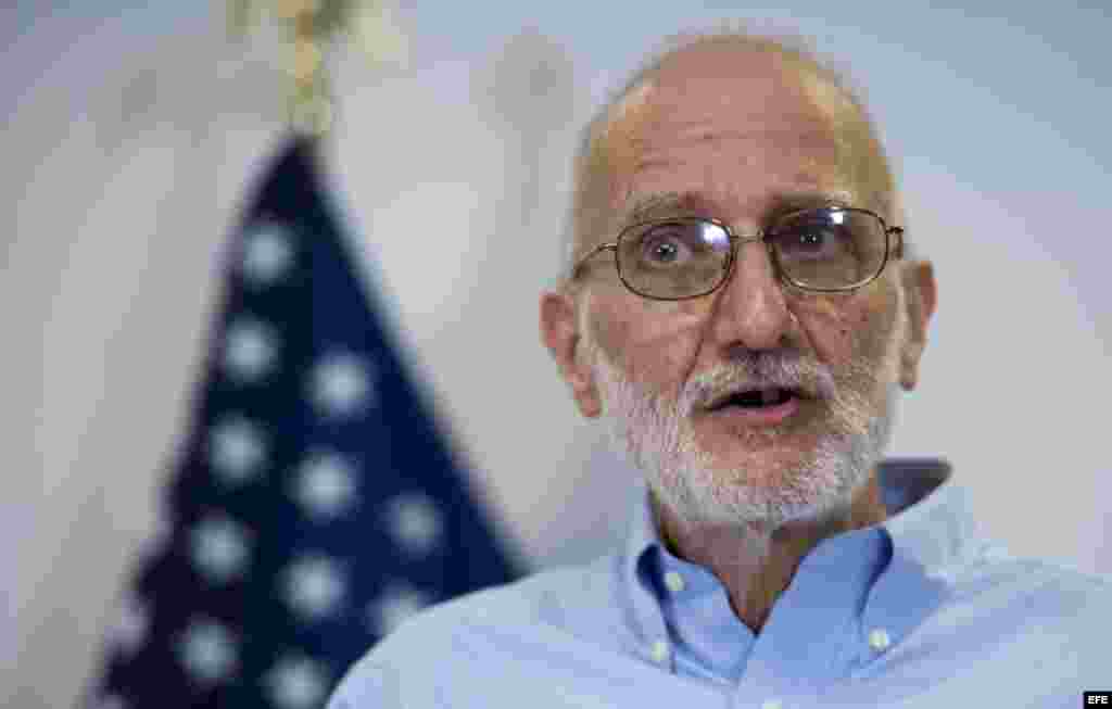 El contratista estadounidense Alan Gross habla en una rueda de prensa hoy, miércoles 17 de diciembre de 2014, en Washington DC (EE.UU.).