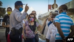 Policías organizan las colas en La Habana (Adalberto Roque / AFP).