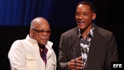 El músico estadounidense Quincy Jones (izq) y el actor Will Smith (der) hablan en el escenario hoy, domingo 30 de abril de 2017, en el Gran teatro Alicia Alonso, en La Habana (Cuba), durante la celebración del "Día Internacional del Jazz.