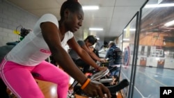 Las ex integrantes del equipo cubano de hockey Lismary González, al frente, y Yunia Milanés, que participaron en los Juegos Panamericanos, entrenan con otros atletas cubanos en el gimnasio municipal de Lo Barnechea. Santiago, Chile, el 10 de noviembre de 2023. (AP/Esteban Félix)