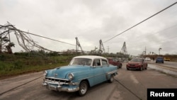 Postes y cables del tendido eléctrico en el piso tras el azote del huracán en Artemisa, Cuba. (Reuters/Alexandre Meneghini)