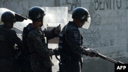 La policía detiene a manifestantes en el barrio Los Mecedores, en Caracas, el 21 de enero. 