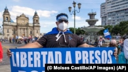 Un nicaragüense sostiene un cartel que dice “Libertad a presos políticos” durante una protesta contra el gobierno Ortega-Murillo en Ciudad de Guatemala (Guatemala). 