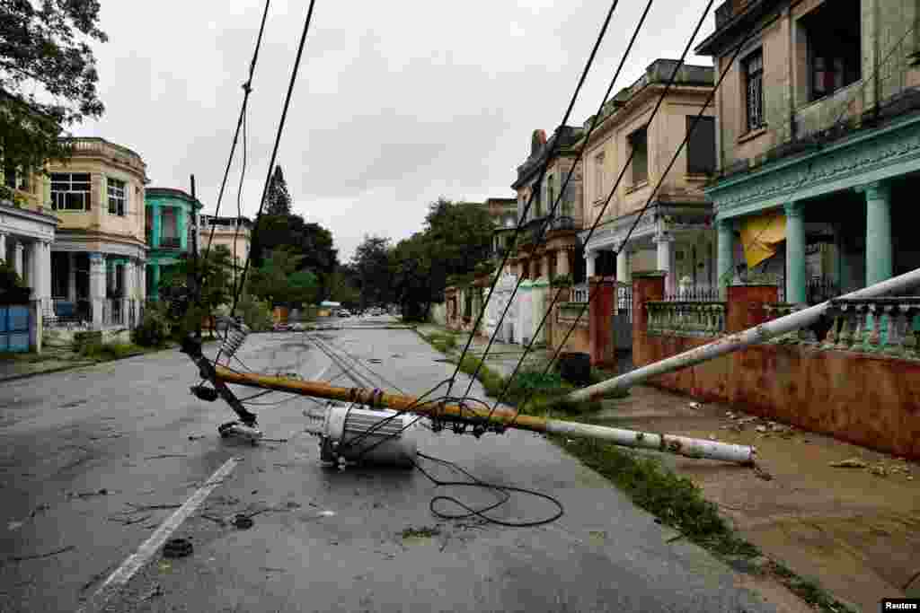 Un poste de luz derribado por fuertes vientos se encuentra en una calle después de que el huracán Rafael dejó sin servicio eléctrico al país, dejando a 10 millones de personas sin servicio eléctrico, en La Habana, Cuba, el 7 de noviembre de 2024. REUTERS/Norlys Perez