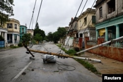 Los huracanes también han hecho daños en el tendido eléctrico en la isla. En la foto uno de los postes derribados por los fuertes vientos del huracán Rafael, que dejó sin servicio eléctrico al país y a 10 millones de personas en total oscuridad en noviembre de 2024.