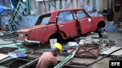 Obreros trabajan en la rehabilitación de las redes telefónicas en las zonas afectadas por el paso del huracán Irma. (Archivo)