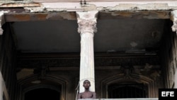  Un joven escucha música en el balcón de su casa en La Habana, Cuba. 