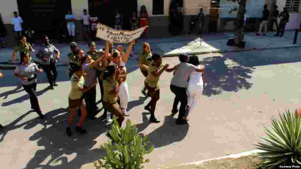 Secuencia en la que se ve como varias mujeres de uniforme detienen a las Damas de Blanco. Ángel Moya.