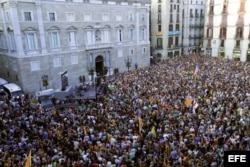 Miles de manifestantes festejan en plaza Sant Jaume la declaración de independencia de Cataluña.