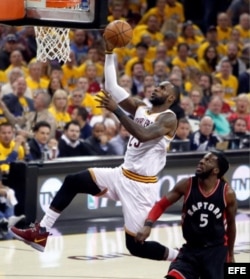 LeBron James (i) se dirige a la cesta.