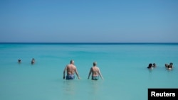 Turistas disfrutan la playa en Varadero, Cuba. (REUTERS/Alexandre Meneghini)