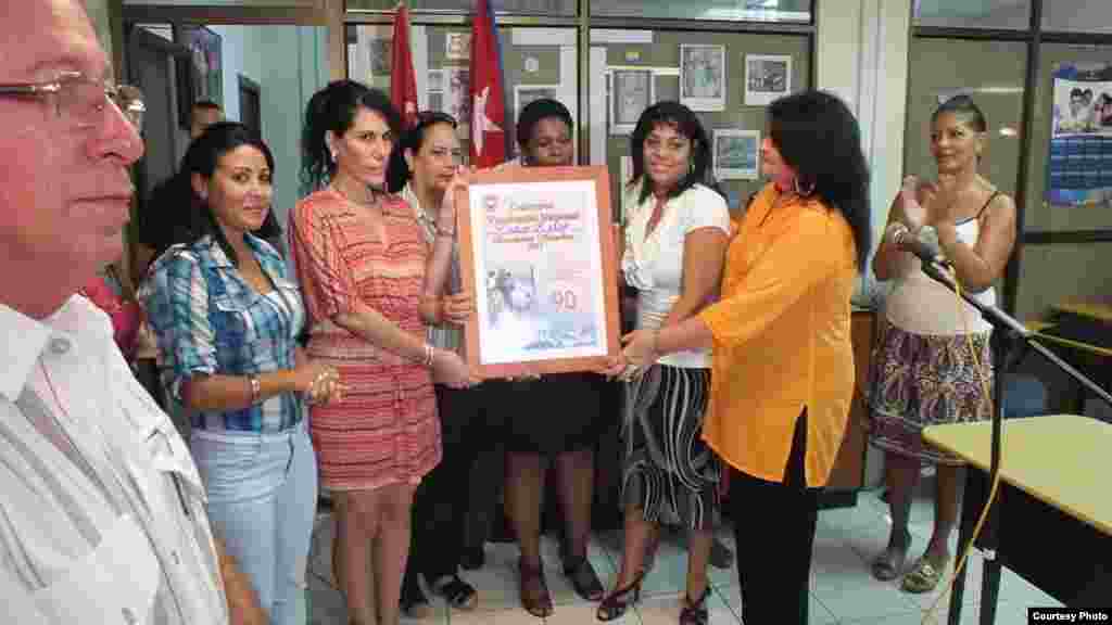 Diploma de Vanguardia Nacional a Radio Reloj con foto de Fidel Castro