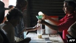 Un hombre compra leche en una bodega de Cuba. Foto Archivo.