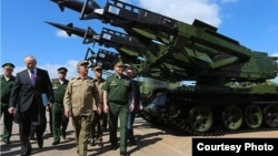 El ministro de Defensa de la Federación Rusia, Serguei Shoigu, visita una unidad de tanques en La Habana, Cuba.