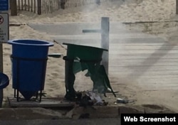 El tacho de basura quedó destruido por la bomba artesanal.