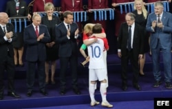 La presidenta de Croacia Kolinda Grabar-Kitarovic abraza al capitán del equipo de su país Luka Modric, elegido Jugador del Torneo.