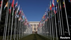 Banderas de los Estados miembros custodian la entrada del Consejo de Derechos Humanos de la ONU, en Ginebra, Suiza.