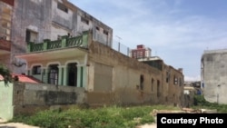 Fachadas de una favela en un barrio de La Habana. Foto Iván García