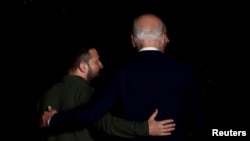 El presidente Joe Biden abraza a su homólogo de Ucrania Volodymyr Zelenskyy, en junio pasado en Italia, durante la cumbre del G7. (REUTERS/Alessandro Garofalo/Archivo)