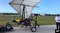 Imagen del ala delta utilizados por los dos pilotos cubanos. (Oficina del Sheriff del condado de Monroe/Florida Keys News Bureau vía AP).