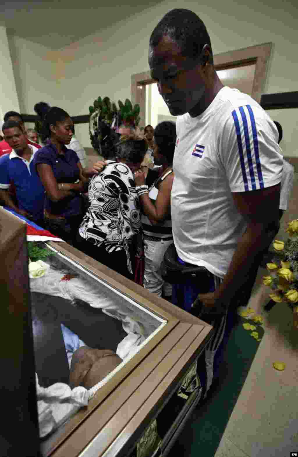 El boxeador Félix Savón (d) asiste al velorio del exboxeador cubano Teófilo Stevenson hoy, lunes 11 de junio de 2012, en La Habana (Cuba). Stevenson, tres veces campeón mundial y olímpico, falleció en la capital cubana por una cardiopatía isquémica a la e