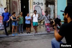 Luis Manuel Otero Alcántara junto a los organizadores de la "00Biennal" en una foto tomada en mayo de 2018. REUTERS/Alexandre Meneghini