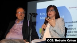 Carlos Alberto Montaner (i) y María Werlau en el festival VISTA Miami 2019.