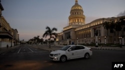 Una patrulla de la policía en La Habana. YAMIL LAGE / AFP